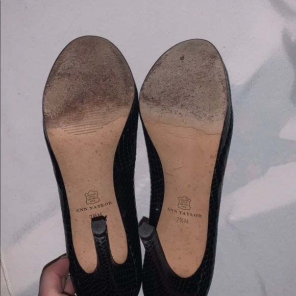 Black snake skin Ann Taylor heels size 7 1/2 - Picture 5 of 5